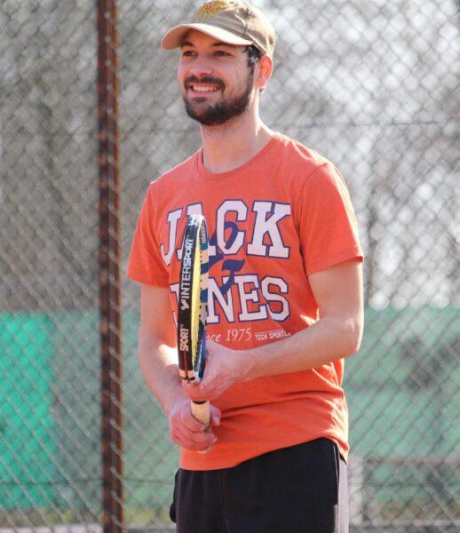 Caspar aan het tennissen